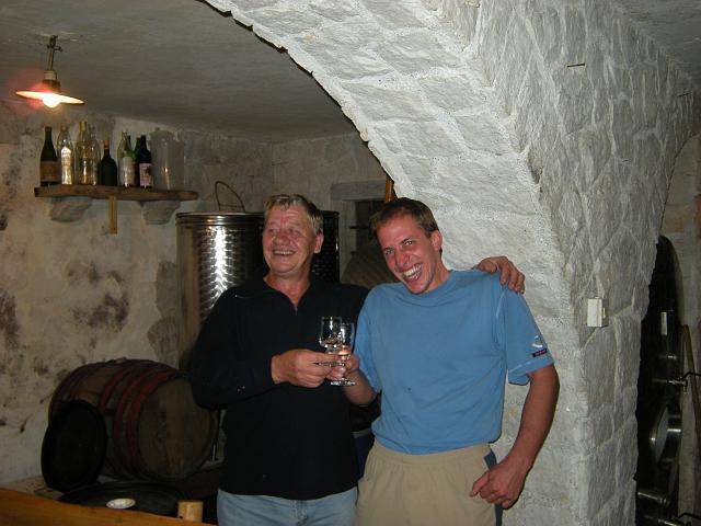 DSCN0166.JPG - Simon bekennt sich als Weinliebhaber