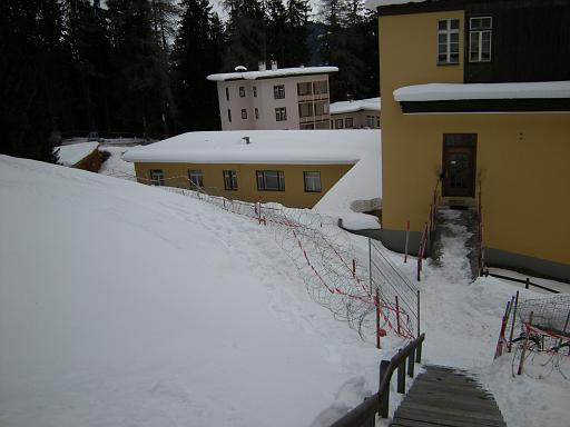DSCN4704.JPG - Hochsicherheitstrakt vor unserer WG, Tor mit Velozahlenschloss über Nacht angebracht und morgens als Kurt 5.00 raus wollte stand er vor verschlossem Tor.super Info und Logistik vom Militär