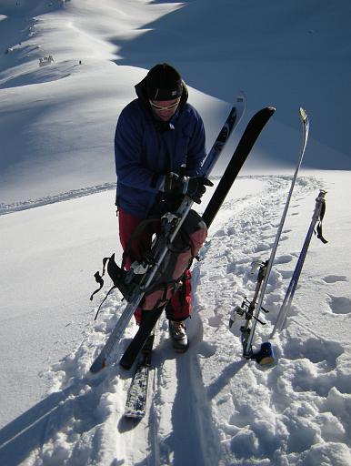 DSCN4814.JPG - Urs entdeckt eine neue Skitechnik - 2 Skier an den Rucksack gebunden, 1 Ski als Wanderstock und 1 Ski als "Kick-ski" ;-)