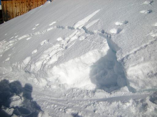 DSCN4879.JPG - Riss in Schneedecke durch Belastung der Schneedecke mit Aufsteigsskispur