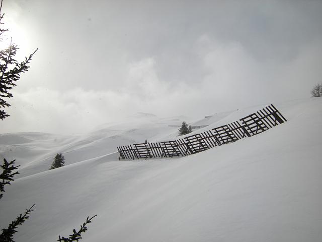 DSCN5063.JPG - man sieht sehr gut der Wind in Gipfelnaehe des Gruenihorn
