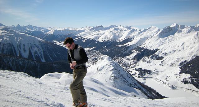 DSCN5087.JPG - Stefan im Hintergrund Davos