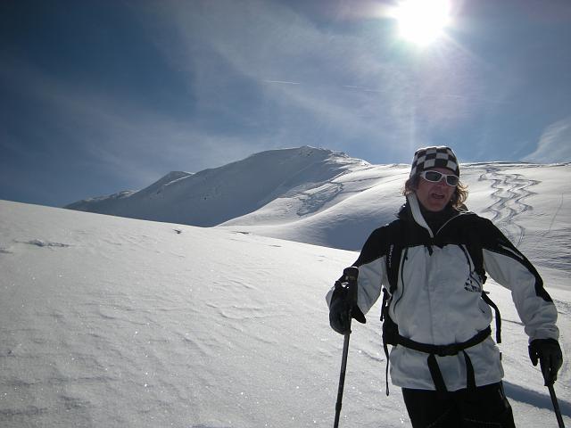 DSCN5092.JPG - Beat im Hintergrund eine ausgelösste Lawine