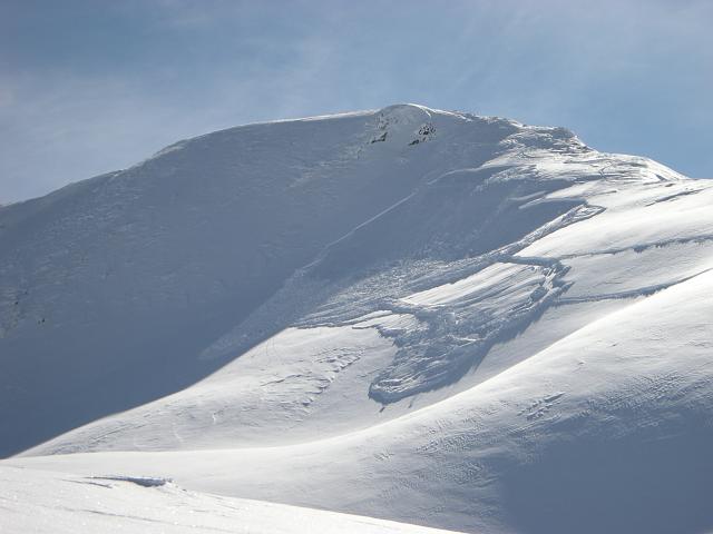 DSCN5093.JPG - Kleine Lawine, ausgelöst durch Skifahrer, Nordostseitig. Skifahrer konnte aus Lawine rausfahren.