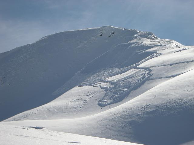 DSCN5095.JPG - Treibschneelawine durch Skifahrer ausgelöst. Lawienklötze ungewöhnlich weich, wie Pulverschnee