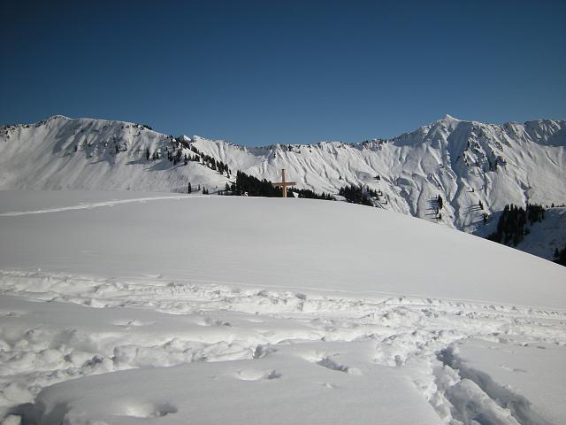 DSCN5104.JPG - Mittagsrast auf der Neugerach Alp im Hintergrund Pfrondhorn und Loeffelspitz