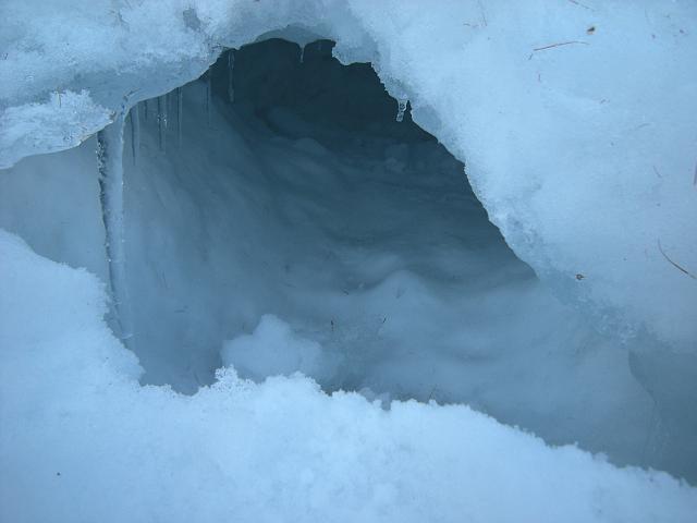 DSCN5263.JPG - Iglu-Eingang von Annina vor 3 Wochen gebaut