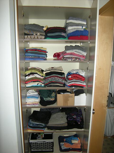 Bildweg24_0845.jpg - mein Kleiderschrank, schön aufgeräumt.