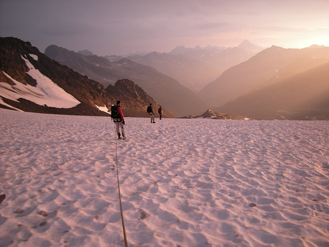DSCN6189.JPG - Morgenstimmung auf dem Grialteschglescher, schon auf dem Rueckzug, es regnete hier schon
