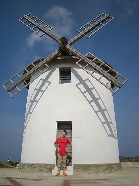 DSCN6590.JPG - Le moulin Mattéi bei Col de Serra am Cap Corse  mit Obertourist Robert ;-)