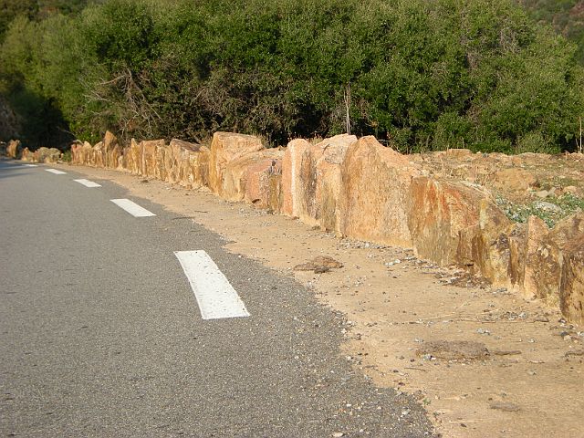 DSCN6750.JPG - typische Randmarkierung in Korsika