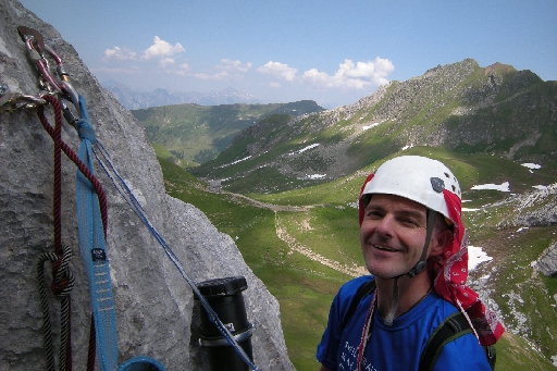 DSCN9041.JPG - Robert bei Gipfelbuch von Kamala, wir waren die 3. Begeher dieser Route, sie war sehr schön. Doch dementsprechend noch nicht herausgeputztes Gestein war noch in der Route. Etliche Griffe brachen aus.