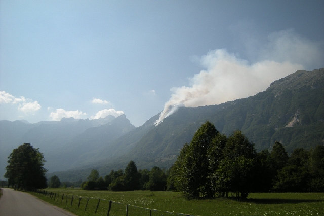 IMG_1216.JPG - Waldbrand oberhalb von Bovec
