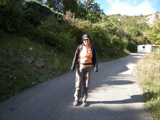 DSCN9832.JPG - Morgens war es sehr kalt - Sarah vor unserem Mobilhome