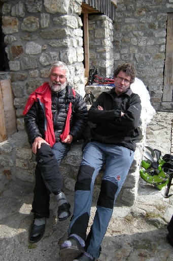 DSCN1250.JPG - zwei müde aber zufriedene Gesichter vor der Terrihütte